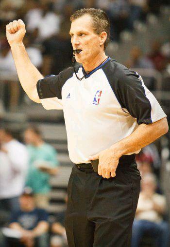 黑白直播nba在线观看-篮球比赛裁判员因健康原因暂停执法