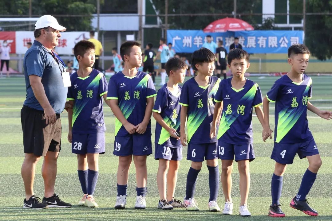 年度足球锦标赛男生团队斩获金牌