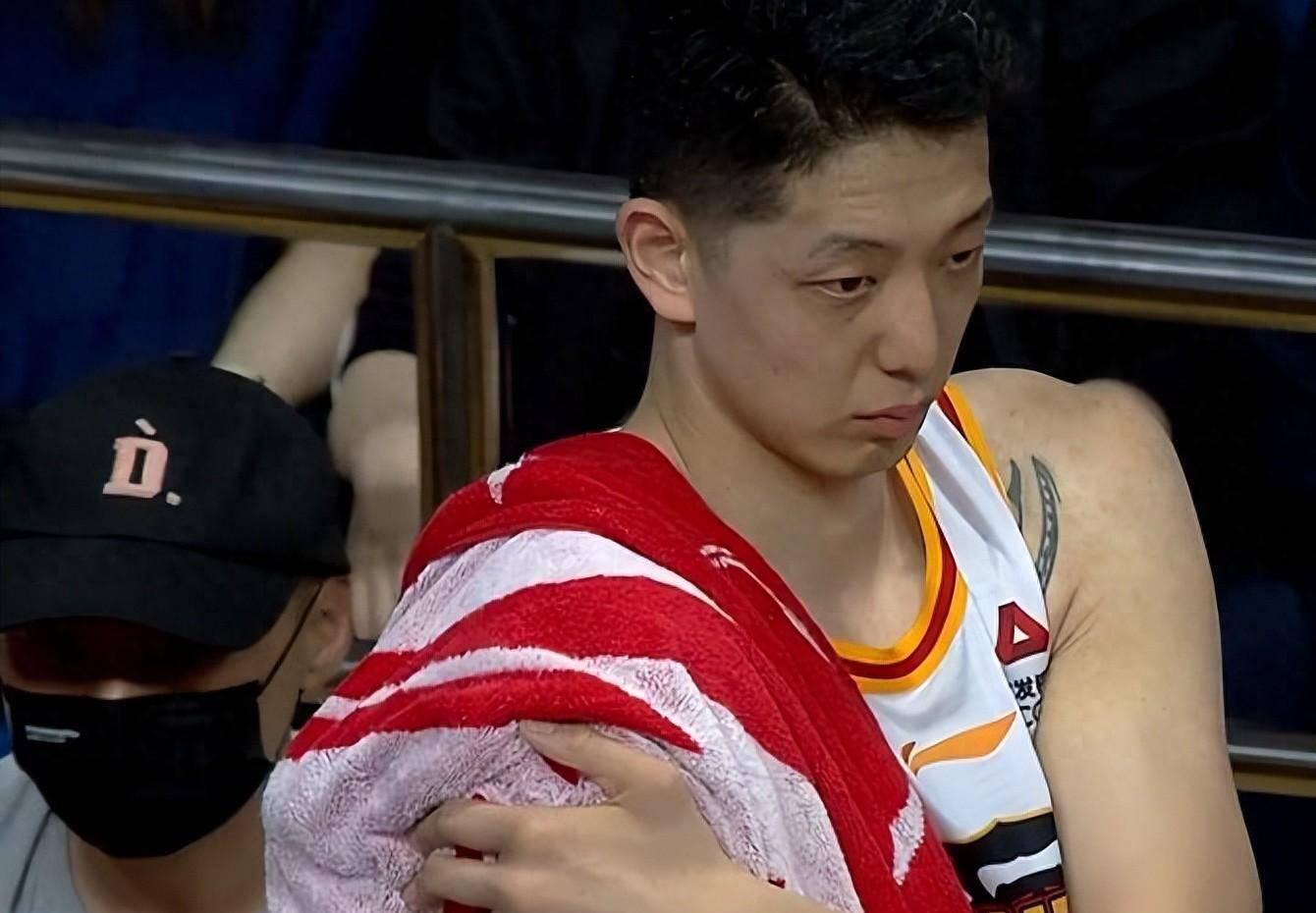 黑白直播nba在线观看-球队核心球员受伤，战术需要重新调整