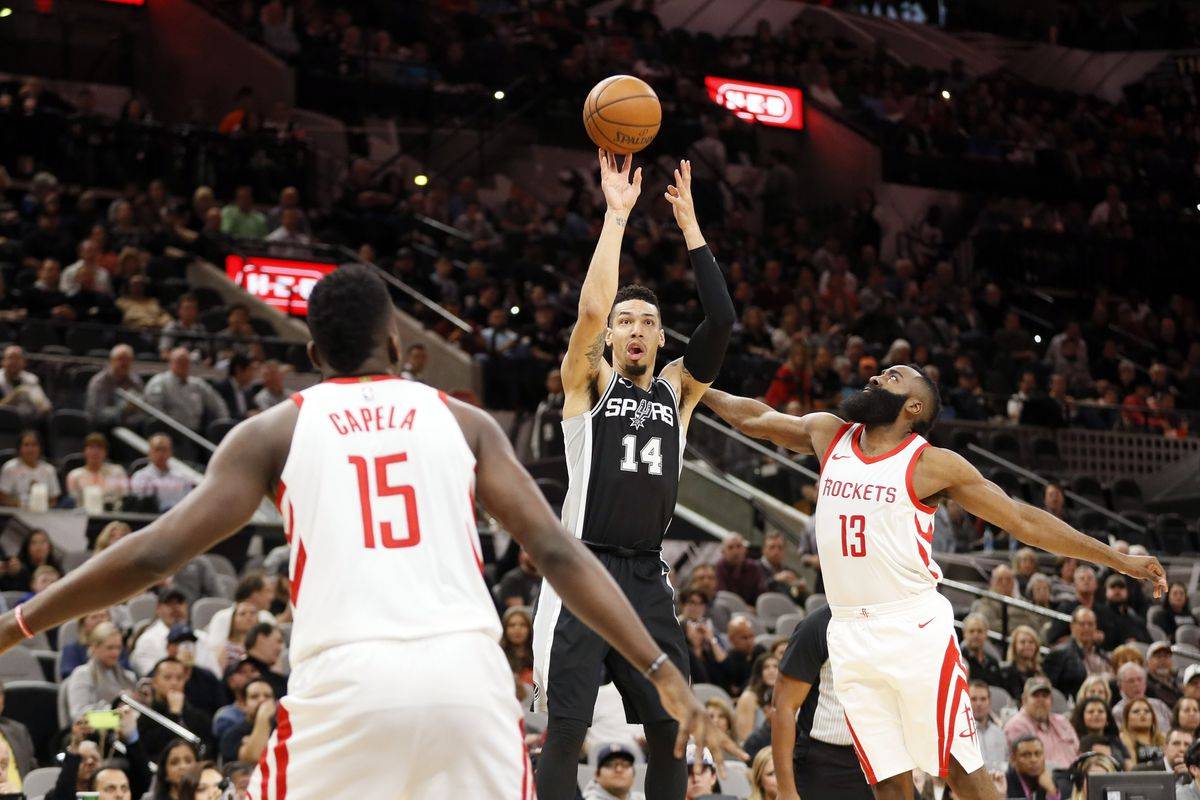 黑白直播nba-马刺横扫骑士,德罗赞砍下26分