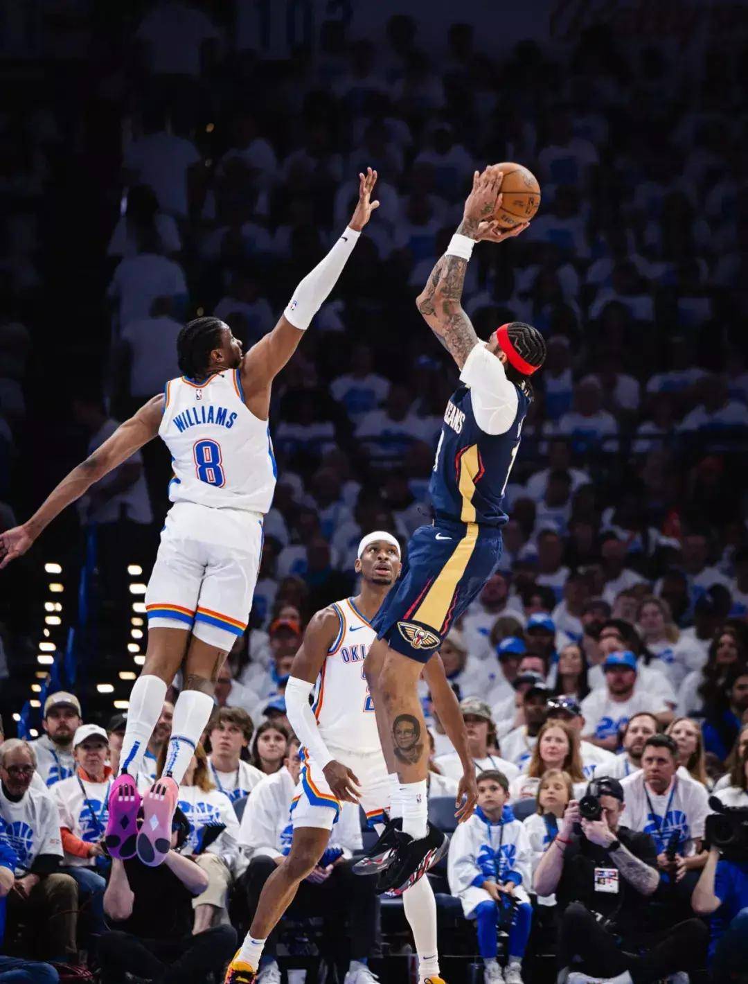 黑白直播在线观看-鹈鹕逆转马刺,英格拉姆得分效率高!