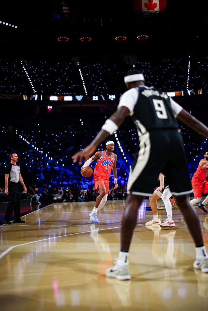 黑白直播-国王力克雷霆，字母哥点燃赛场