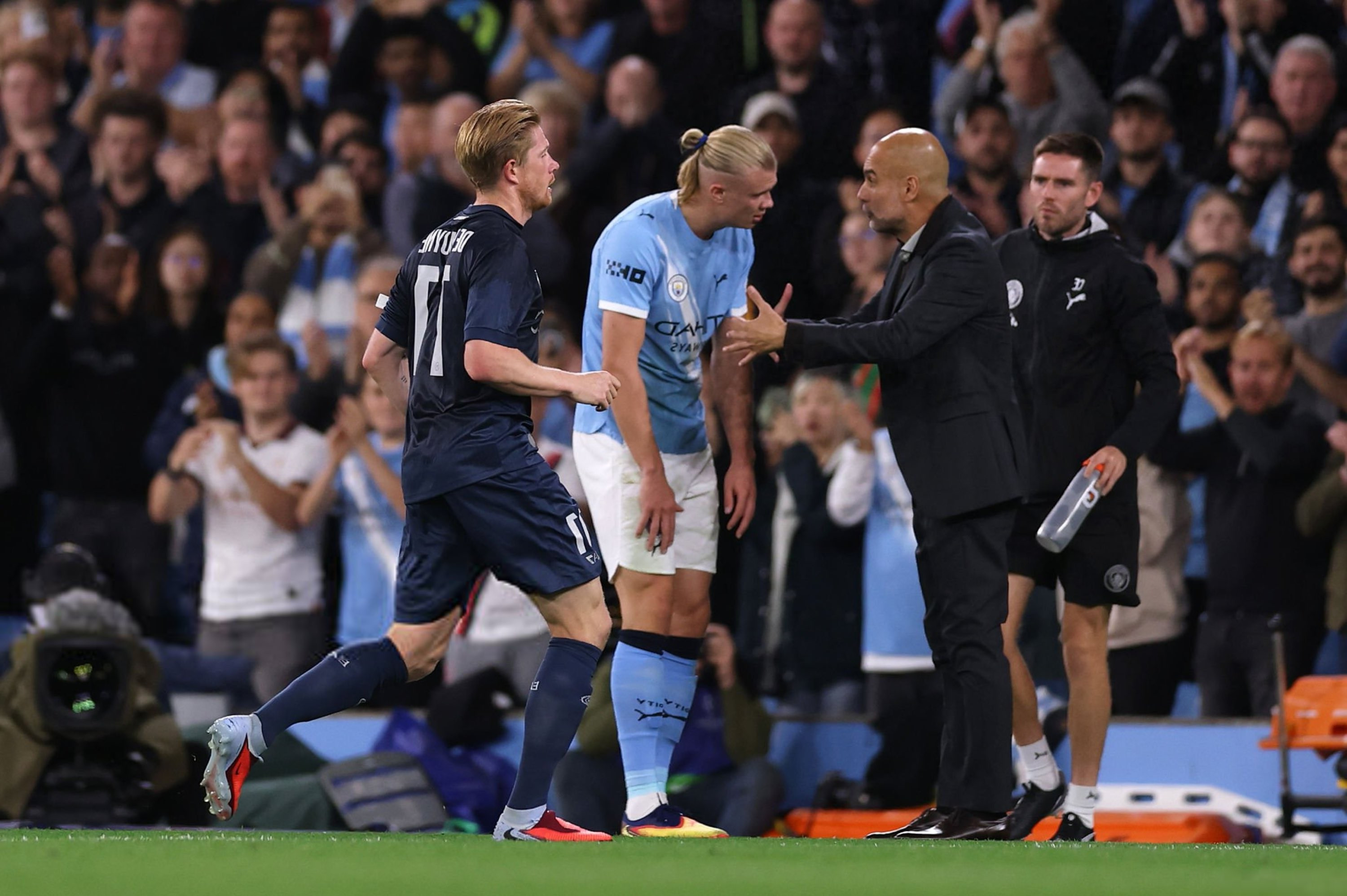 黑白直播网-欧冠淘汰赛之夜，阿什拉夫成为全场焦点