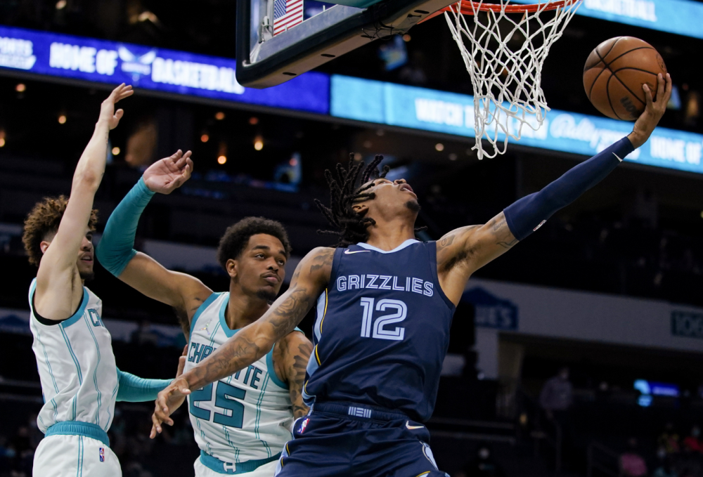 黑白直播体育-快船强势拿下新疆队，莫兰特赛后评分拉满